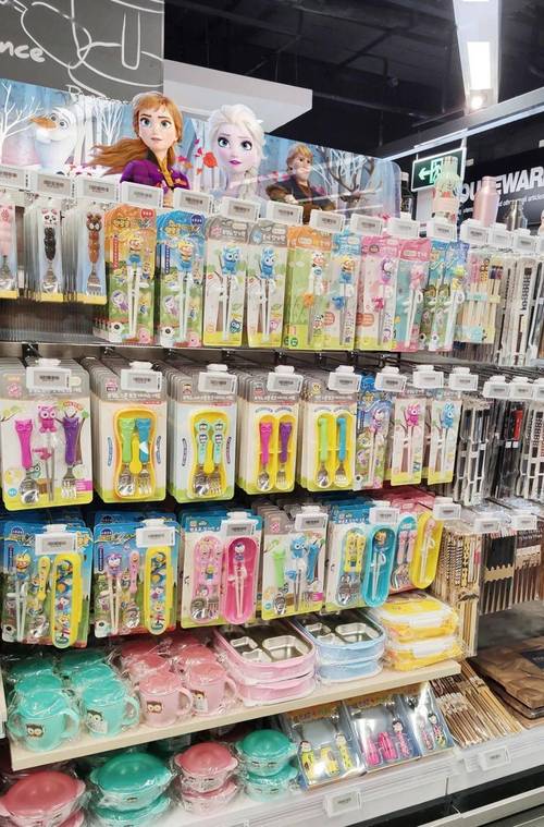 超市兒童餐具陳列規(guī)范在文化用品區(qū)的應用